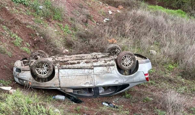 Adıyaman'da otomobil şarampole yuvarlandı: 2 yaralı