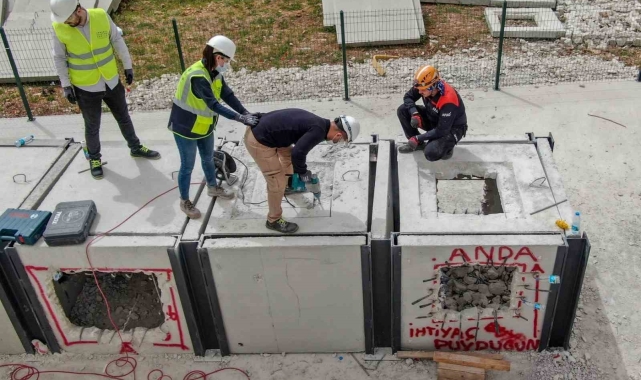 AFAD, Antalya'da oluşturulan temsili enkaz alanında gönüllü arama kurtarma ekibi yetiştiriyor