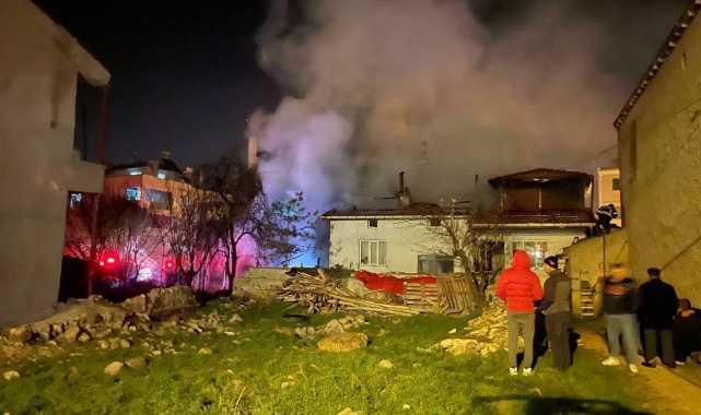 Afyonkarahisar'da iki katlı binada çıkan yangın korkuttu