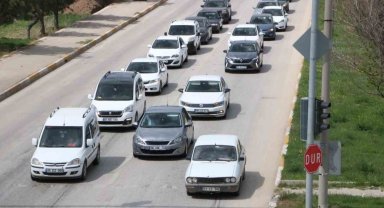 Afyonkarahisar'da karayollarında yoğunluk yaşanmaya başlandı