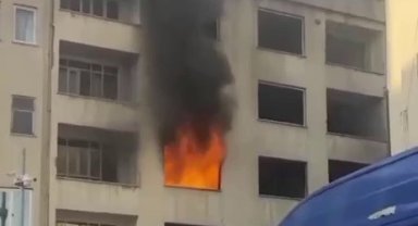 Ağır hasarlı binada çıkan yangın korkuttu