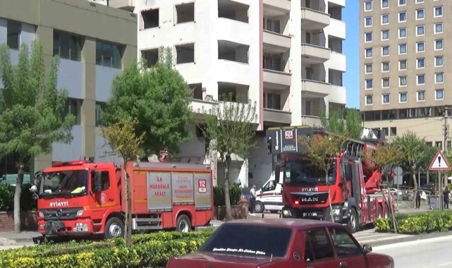 Ağır hasarlı binada intihar etmek isteyen şahsı ekipler kurtardı