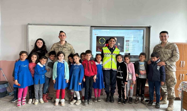 Ağrı'da jandarma ekipleri miniklere trafik kurallarını anlattı