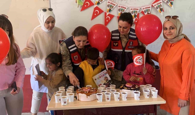 Ağrı'da jandarmadan miniklere 23 Nisan sürprizi