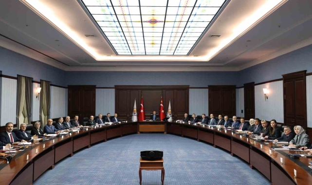 AK Parti MYK'sı Cumhurbaşkanı ve AK Parti Genel Başkanı Recep Tayyip Erdoğan'ın başkanlığında başladı.