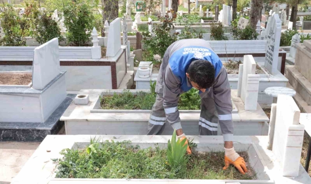 Aksaray'da belediye ekipleri mezarlıkları bayrama hazırlıyor