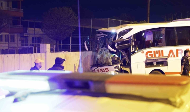 Aksaray'da kontrolden çıkan otobüs bahçe duvarına çarptı: 8 yaralı