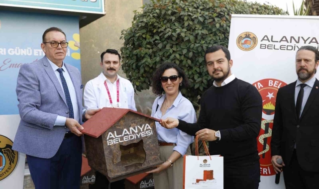 Alanya Belediyesi'nden sokak hayvanları için anlamlı etkinlik