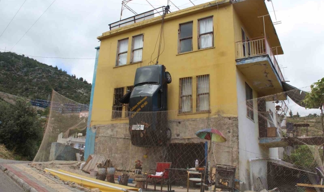 Alanya'da duvara asılı cezalı otomobile teklif yağıyor