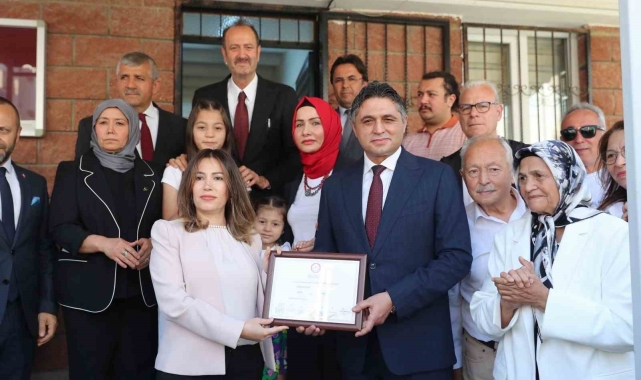 Aliağa Belediye Başkanı Serkan Acar mazbatasını aldı