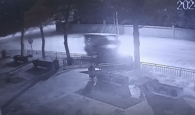 Alkollü sürücü makam aracına çarptı, o anlar güvenlik kamerasına yansıdı
