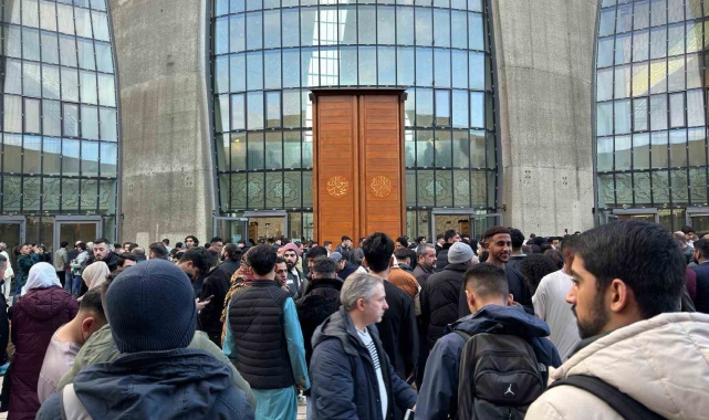 Almanya'da binlerce Müslüman bayram namazını eda etti