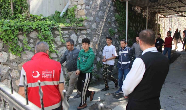 Amasya'da İl Göç İdaresi binasından kaçan 25 kaçak göçmenden 24'ü yakalandı, bakanlık soruşturma başlattı