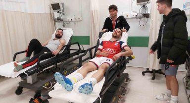 Amatör maçta havada çarpışan futbolcular kanlar içinde kalarak hastanelik oldu