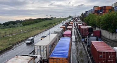 Ambarlı Liman Yolu'nda oluşan tır kuyruğu havadan görüntülendi