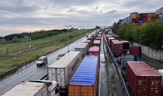 Ambarlı Liman Yolu'nda oluşan tır kuyruğu havadan görüntülendi