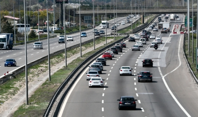 Anadolu Otoyolu'nun Bolu kesiminde bayram tatili dönüş trafiği akıcı yoğun seyrediyor