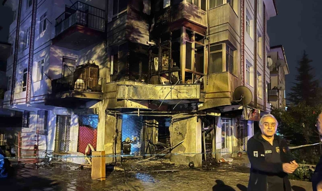 Ankara'da binanın girişindeki bakkalda çıkan yangın paniğe neden oldu