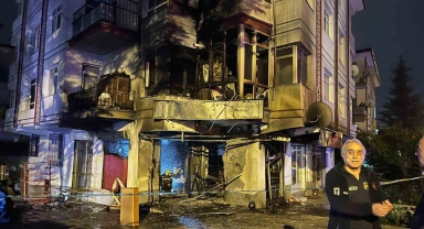 Ankara'da binanın girişindeki bakkalda çıkan yangın paniğe neden oldu