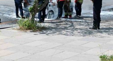 Ankara'da seyir halindeki araç alevlere teslim oldu