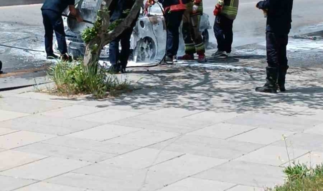 Ankara'da seyir halindeki araç alevlere teslim oldu