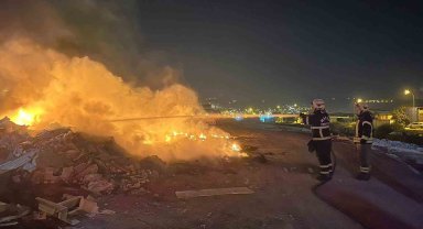 Antakya'da sanayi sitesinde çöplük alanda çıkan yangın söndürüldü
