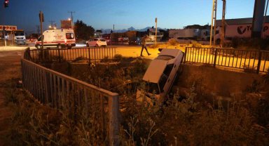 Antakya'da Tofaş otomobil su kanalına uçtu: 1 yaralı