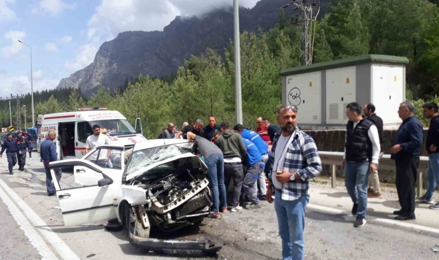 Antalya- Isparta karayolunda 2 araç birbirine girdi: 1 ölü, 7 yaralı