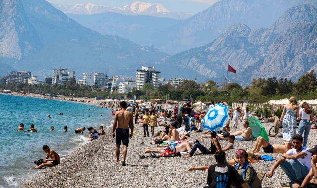 Antalya'da dünyaca ünlü sahilde bayramdaki yoğunluk yaz aylarını aratmadı
