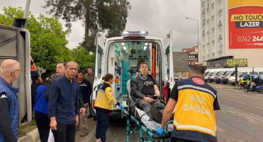 Antalya'da otel servis aracı devrildi: 19 yaralı