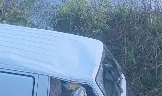 Arı kovanı yüklü minibüs kaza yaptı, kaza yerine kimse yaklaşamadı