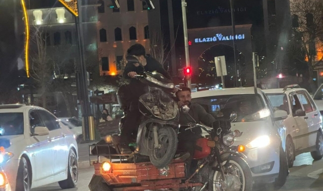 Arızalanan motoru, üstündeki sürücüyle başka bir motorla taşıdılar