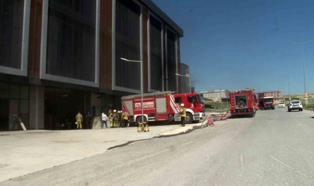 Arnavutköy'de bulunan iş hanında korkutan yangın