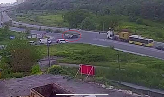 Arnavutköy'de iki otomobilin çarpıştığı kaza kamerada