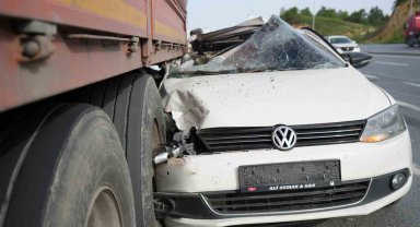 Arnavutköy'de kontrolden çıkan otomobil otoyolda duran tıra çarptı: 2 yaralı