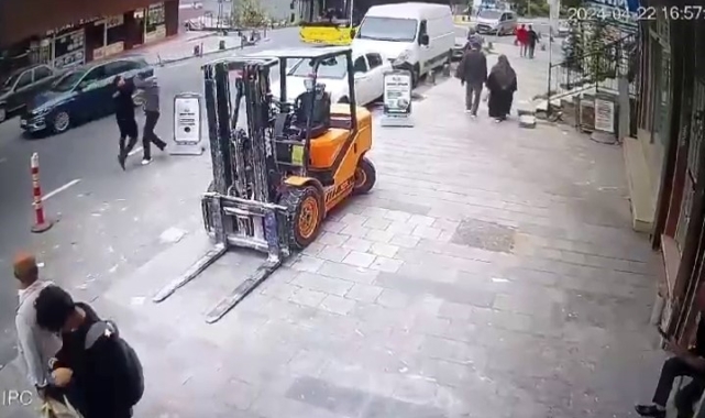 Arnavutköy'de yaya ve sürücünün yol vermeme kavgası kamerada