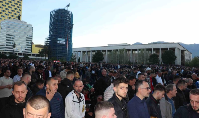 Arnavutluk'ta bayram namazı kılındı