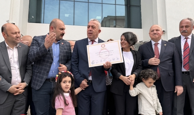 Artvin Belediye Başkanı Bilgehan Erdem, mazbatasını aldı
