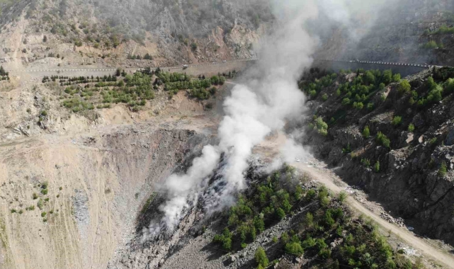 Artvin&#039;de gece başlayan çöp yangınına müdahale sürüyor
