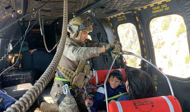 AS-532 Couger tipi helikopter, Antalya'daki kurtarma çalışmalarına destek sağlamaya devam ediyor