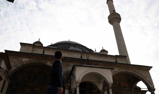 Asırlara meydan okuyan cami hem minaresinin eğikliği hem de fevkani tarzıyla dikkat çekiyor