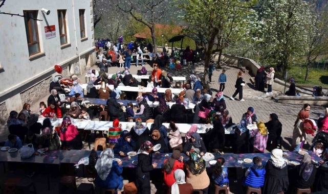 Asırlık gelenek: Gencinden yaşlısına herkes o kazanların başına geçti