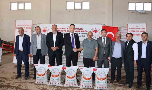 Aslanapa'da 269 üreticiye yüzde 50 hibeli 36 bin 250 kilogram nohut tohumu dağıtıldı