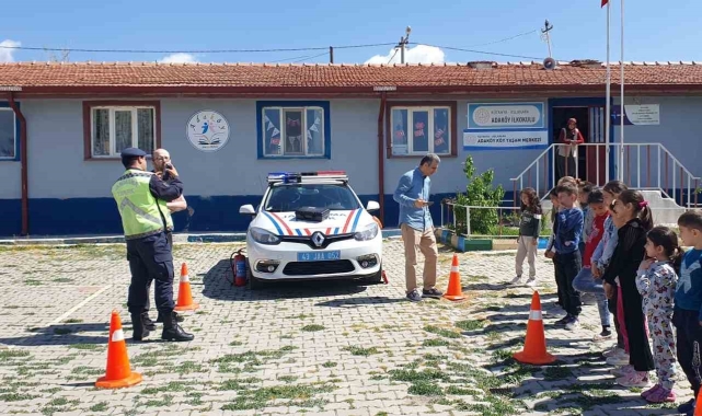 Aslanapa'da öğretmen ve öğrencilere trafik eğitimi