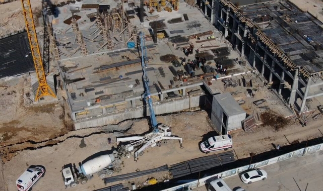 Ataşehir'de inşaat alanında kaza: Mobil vinç devrildi, 1 kişi hayatını kaybetti