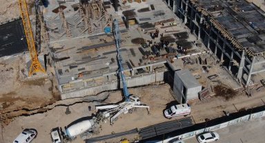 Ataşehir'de inşaat alanında kaza: Mobil vinç devrildi, 1 kişi hayatını kaybetti