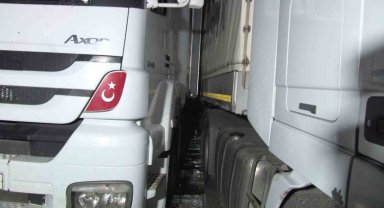 Ataşehir'de kontrolden çıkan tır park halindeki 2 tıra çarptı: 1 yaralı