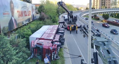 Ataşehir'de sebze yüklü kamyon virajı alamayarak yan yattı