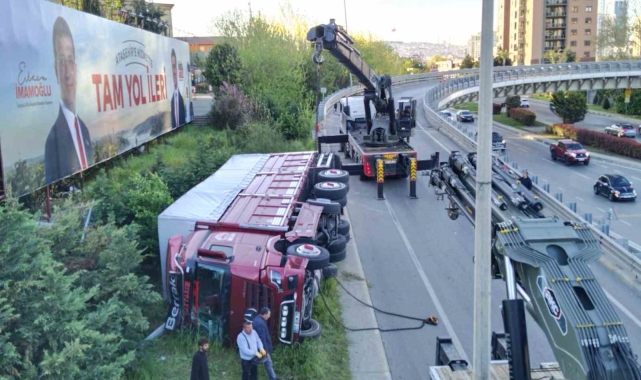 Ataşehir'de sebze yüklü kamyon virajı alamayarak yan yattı