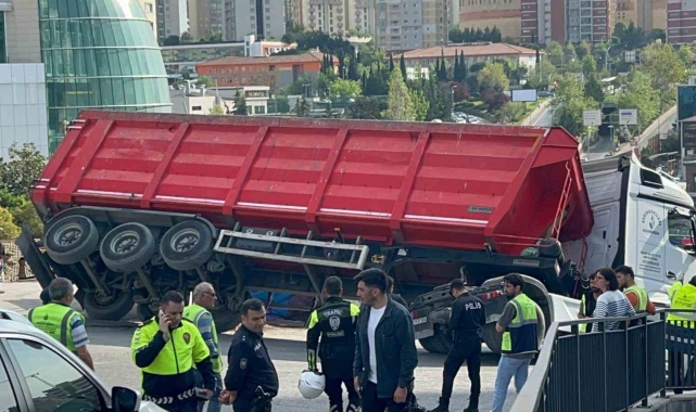 Ataşehir'de tır yan yattı, cadde trafiğe kapatıldı